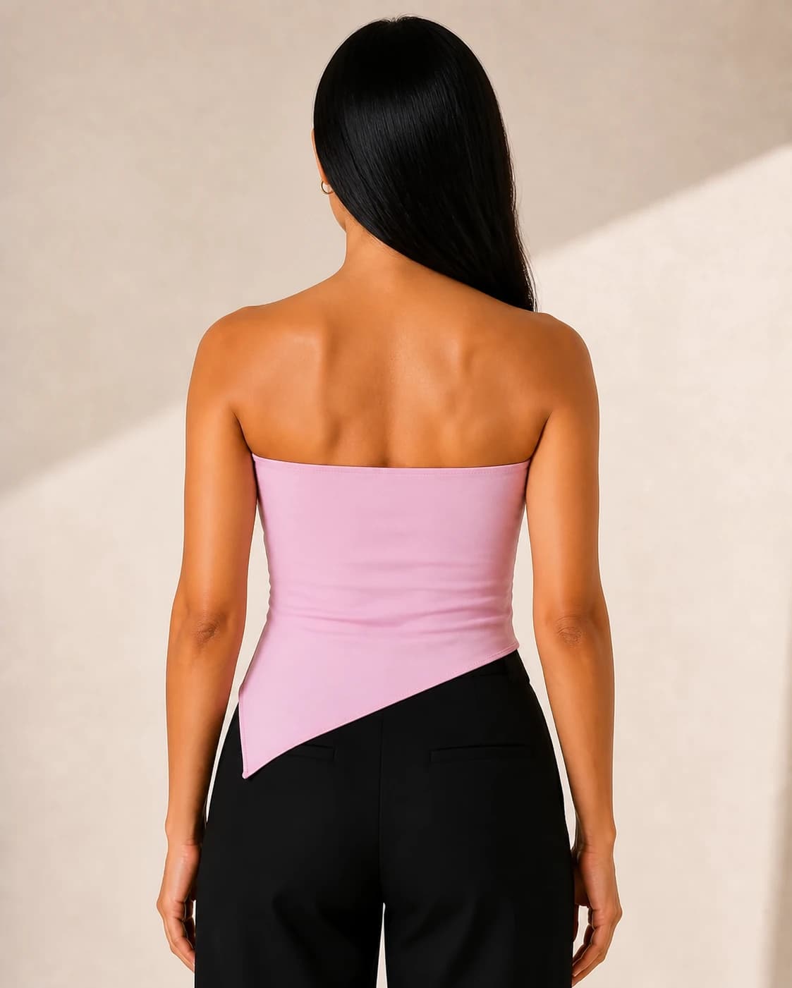 Top bandeau rosado asimetrico, vista de espalda en modelo