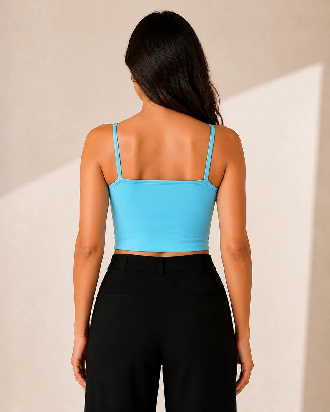 Top cami celeste flor dorada, vista de espalda en modelo