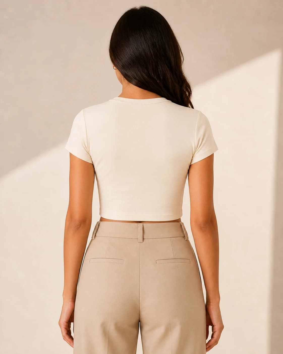 Top crop beige escote suave, vista de espalda en modelo
