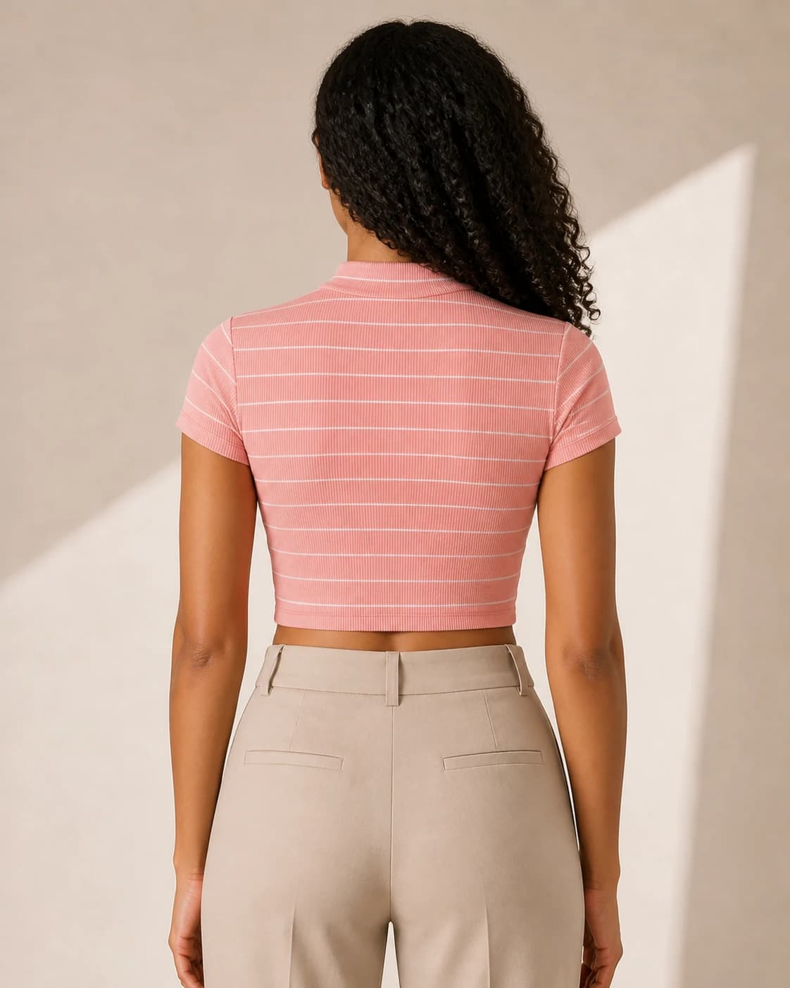 Top crop rayado coral, vista de espalda en modelo