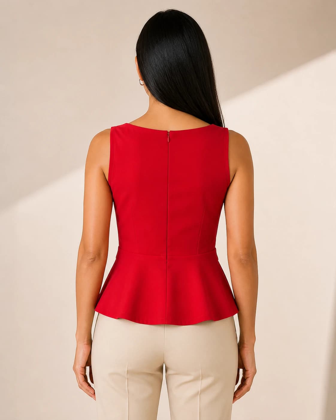Blusa peplum roja hebilla dorada, vista de espalda en modelo