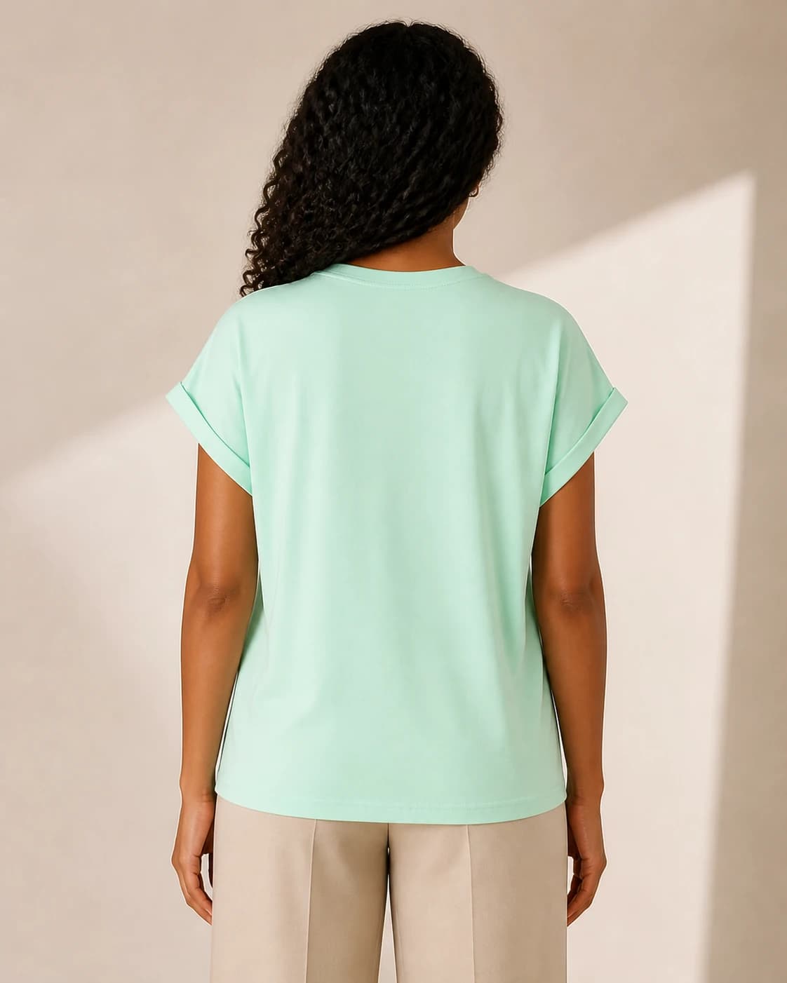Tee verde menta manga cap, vista de espalda en modelo