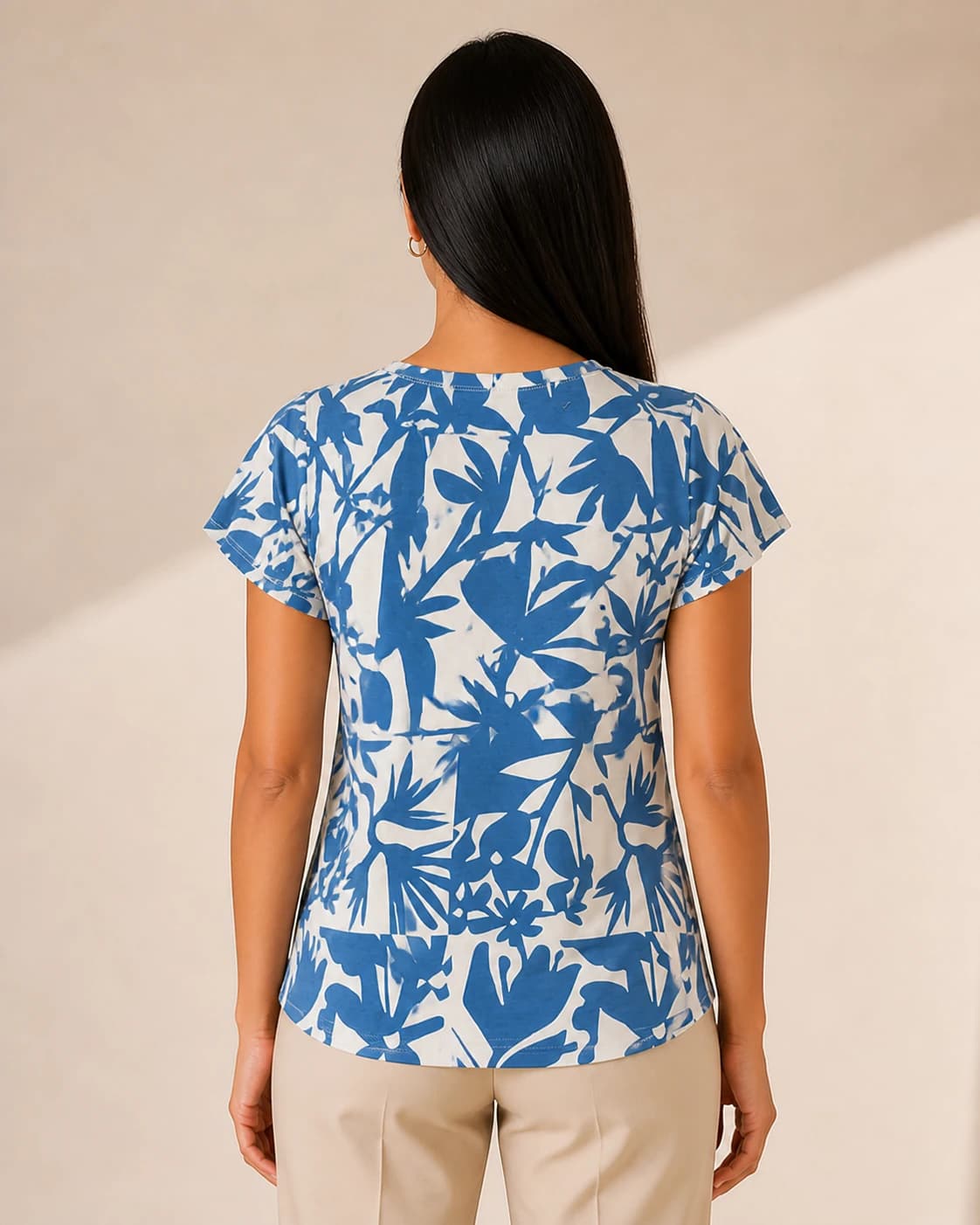 Tee floral azul blanco flutter, vista de espalda en modelo