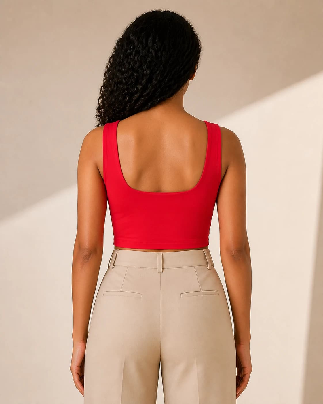 Top crop rojo escote cuadrado, vista de espalda en modelo