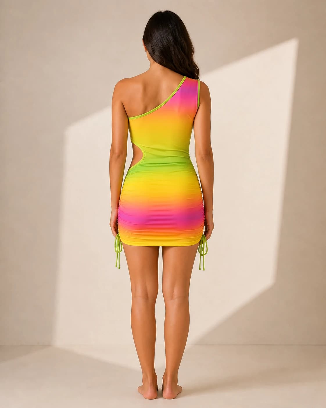 Mini vestido ombre arcoiris un hombro cutout, vista de espalda en modelo