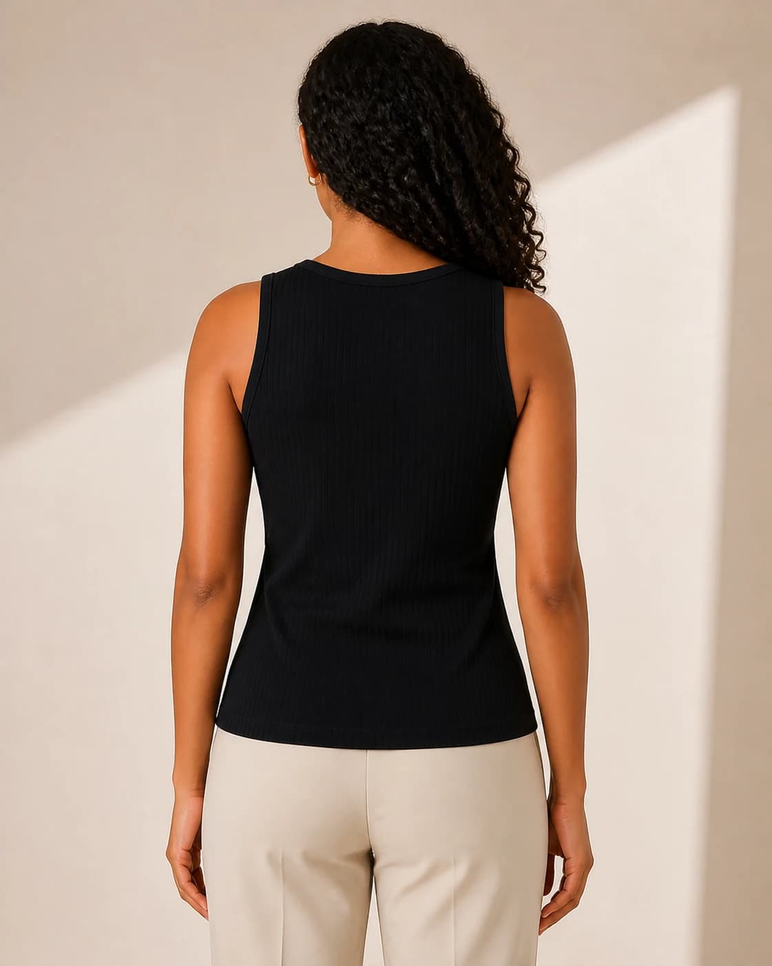 Top tank negro acanalado, vista de espalda en modelo