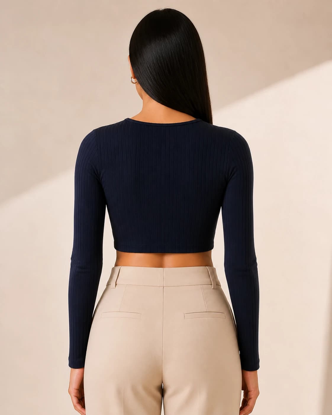 Crop azul marino acanalado shrug bandeau, vista de espalda en modelo