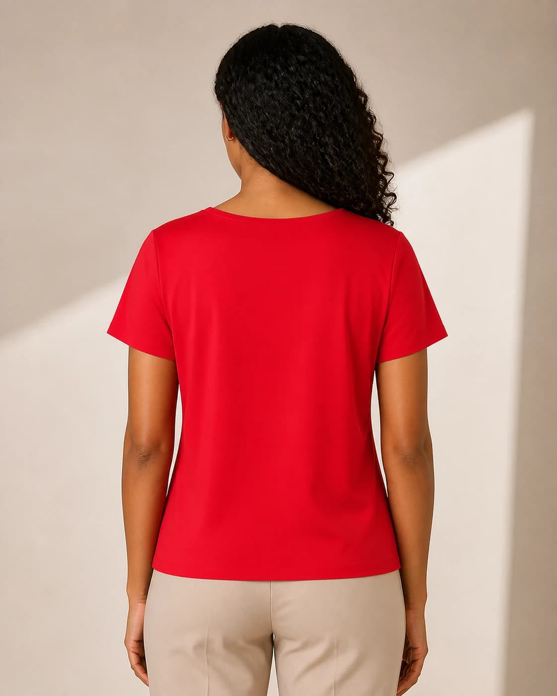 Top tee rojo scoop, vista de espalda en modelo