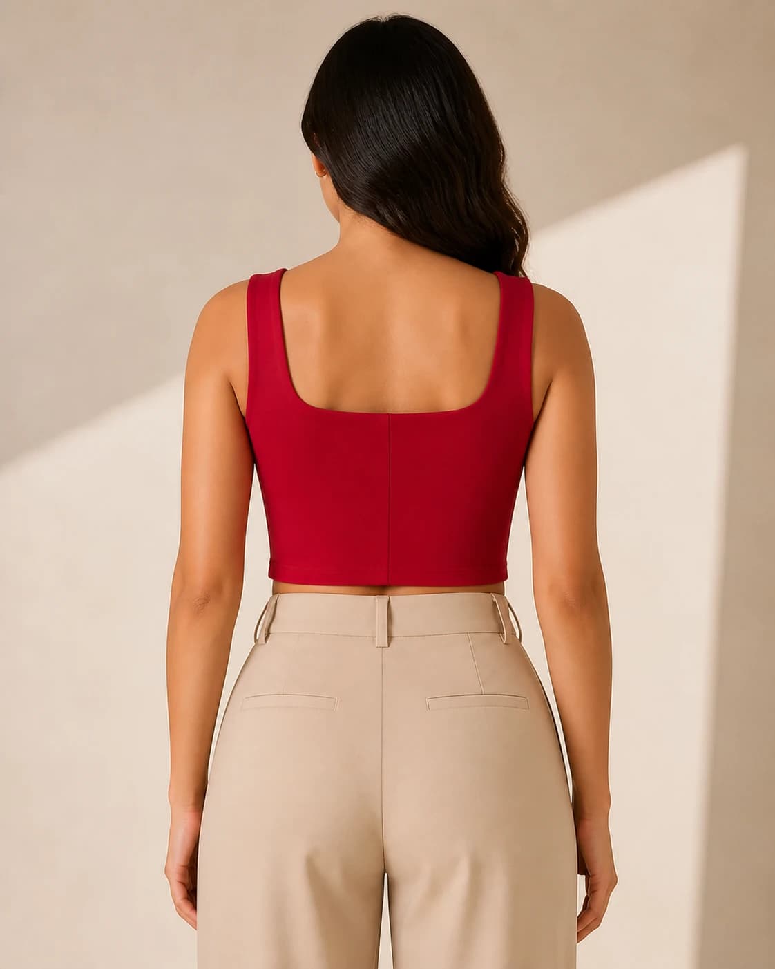 Tank rojo escote cuadrado, vista de espalda en modelo
