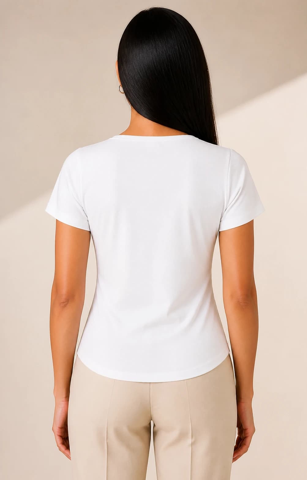 Blusa blanca cowl drapeado, vista de espalda en modelo