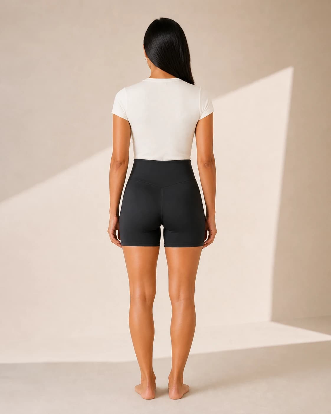 Short ciclista negro cintura alta, vista de espalda en modelo
