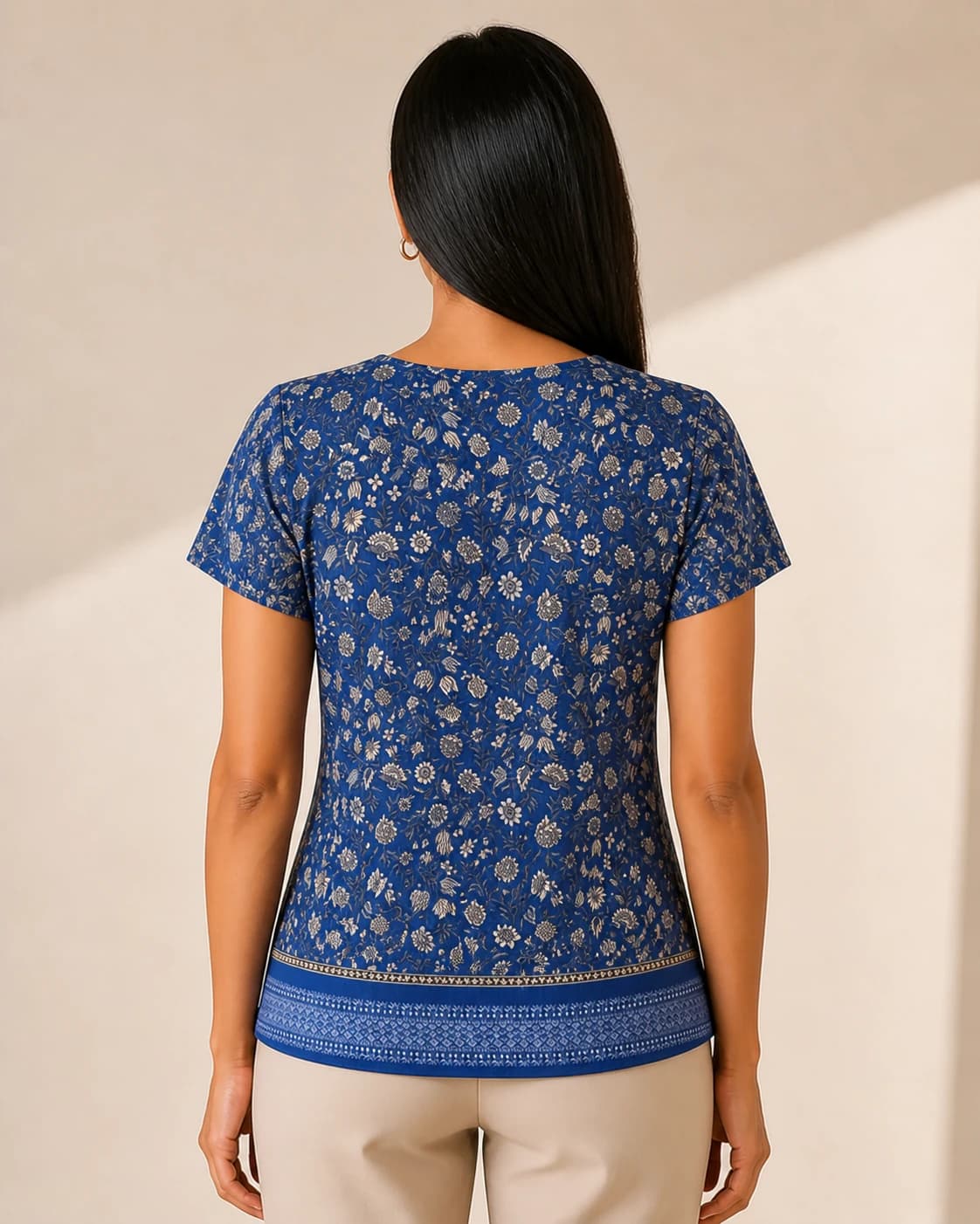 Blusa floral azul crema encaje, vista de espalda en modelo