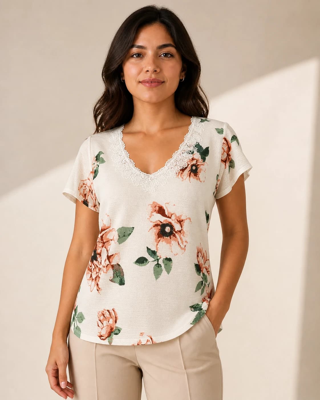 Blusa floral blanca con encaje