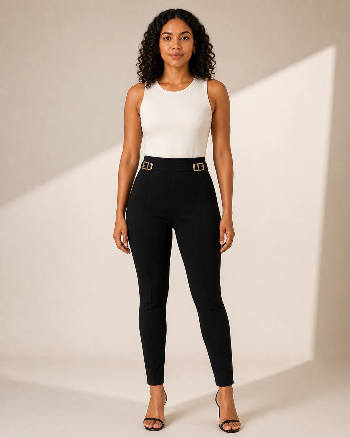 Pantalón negro con hebillas